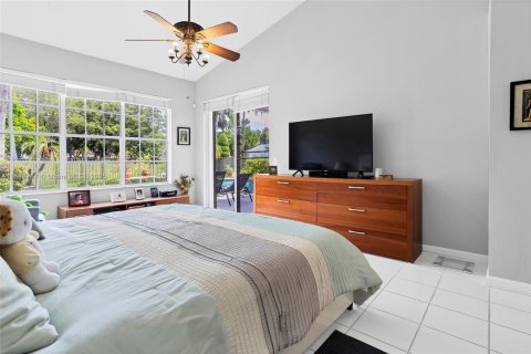 House in Weston, Florida 4 bedrooms, 252.69 sq.m. № 1881747 - photo 25