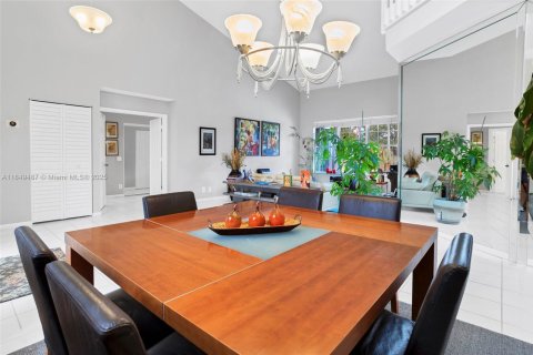 House in Weston, Florida 4 bedrooms, 252.69 sq.m. № 1881747 - photo 19