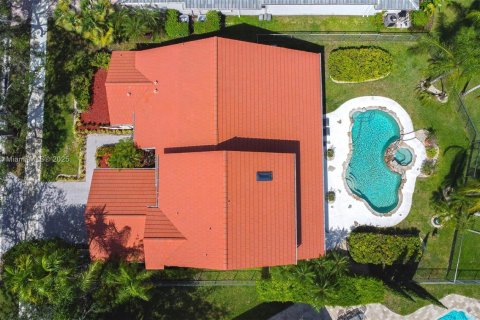 House in Weston, Florida 4 bedrooms, 252.69 sq.m. № 1881747 - photo 3