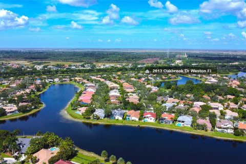 House in Weston, Florida 4 bedrooms, 252.69 sq.m. № 1881747 - photo 2