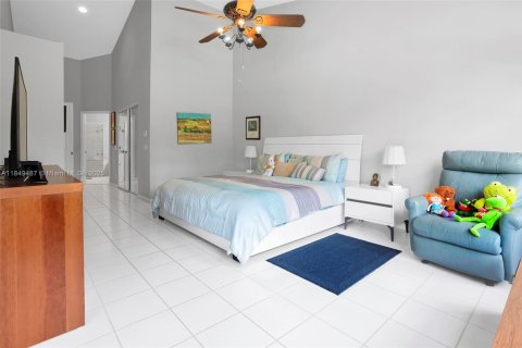 House in Weston, Florida 4 bedrooms, 252.69 sq.m. № 1881747 - photo 24