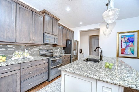 House in Tampa, Florida 3 bedrooms, 190.73 sq.m. № 1914326 - photo 15