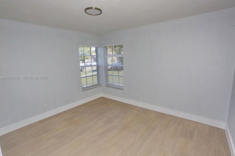 Villa ou maison à louer à North Lauderdale, Floride: 4 chambres, 127.28 m2 № 2073118 - photo 4