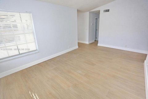 Villa ou maison à louer à North Lauderdale, Floride: 4 chambres, 127.28 m2 № 2073118 - photo 9