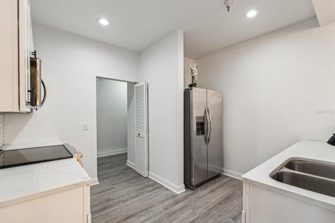 Condo in Saint Petersburg, Florida, 2 bedrooms  № 2230924 - photo 12