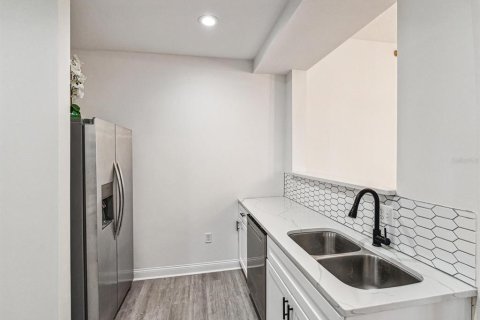 Condo in Saint Petersburg, Florida, 2 bedrooms  № 2230924 - photo 10