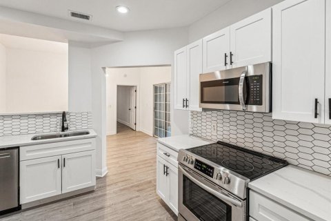 Condo in Saint Petersburg, Florida, 2 bedrooms  № 2230924 - photo 9