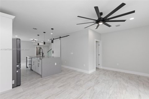 House in Miami, Florida 4 bedrooms, 176.14 sq.m. № 2003708 - photo 12