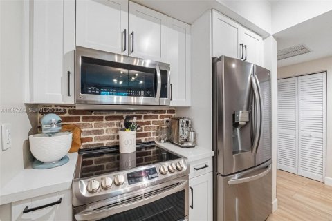 Купить кондоминиум в Майами, Флорида 1 спальня, 65.03м2, № 2049620 - фото 3