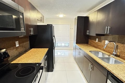 Touwnhouse à louer à Miramar, Floride: 3 chambres, 129.32 m2 № 2394761 - photo 2