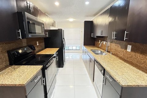 Touwnhouse à louer à Miramar, Floride: 3 chambres, 129.32 m2 № 2394761 - photo 4