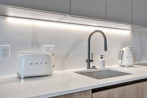 Condominio en venta en Miami Beach, Florida, 1 dormitorio № 1983408 - foto 11