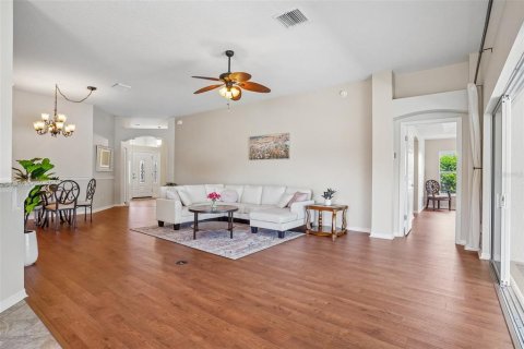 House in The Villages, Florida 3 bedrooms, 181.9 sq.m. № 2420474 - photo 10