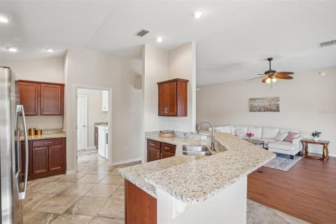 House in The Villages, Florida 3 bedrooms, 181.9 sq.m. № 2420474 - photo 18