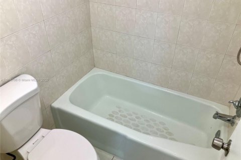 Купить кондоминиум в Лодердейл-Лейкс, Флорида 1 спальня, 72.74м2, № 1973481 - фото 6