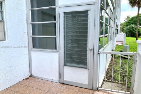 Купить кондоминиум в Лодердейл-Лейкс, Флорида 1 спальня, 72.74м2, № 1973481 - фото 11