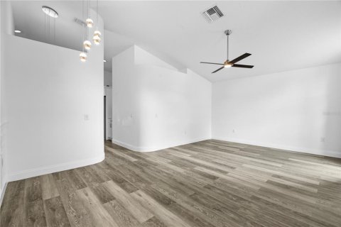 House in Land O' Lakes, Florida 3 bedrooms, 133.69 sq.m. № 2210307 - photo 8