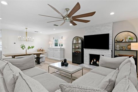 House in Tampa, Florida 4 bedrooms, 384.71 sq.m. № 1826994 - photo 6
