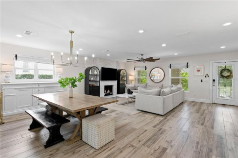 House in Tampa, Florida 4 bedrooms, 384.71 sq.m. № 1826994 - photo 9