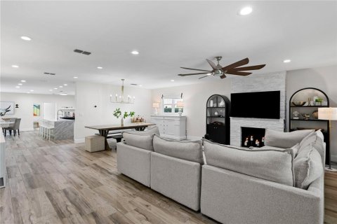 House in Tampa, Florida 4 bedrooms, 384.71 sq.m. № 1826994 - photo 7