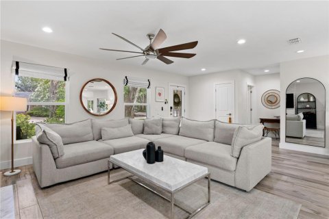 House in Tampa, Florida 4 bedrooms, 384.71 sq.m. № 1826994 - photo 5