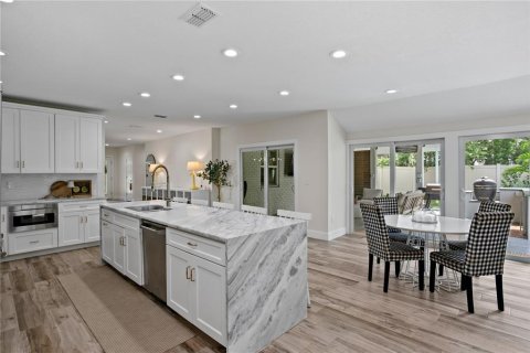 House in Tampa, Florida 4 bedrooms, 384.71 sq.m. № 1826994 - photo 10