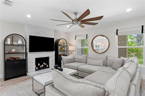 House in Tampa, Florida 4 bedrooms, 384.71 sq.m. № 1826994 - photo 4