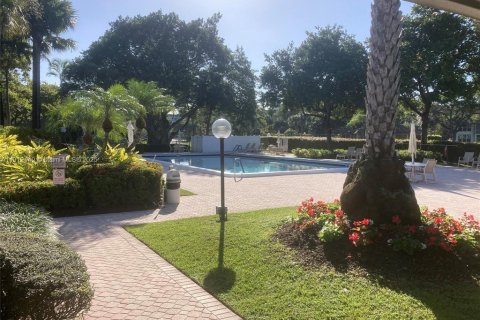 Condo in Pompano Beach, Florida, 2 bedrooms № 1968372 - photo 11