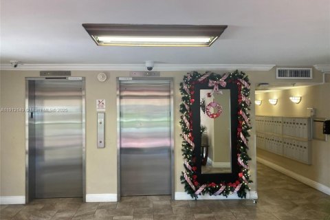 Condo in Pompano Beach, Florida, 2 bedrooms № 1968372 - photo 14