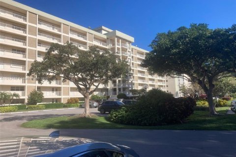 Condo in Pompano Beach, Florida, 2 bedrooms № 1968372 - photo 1