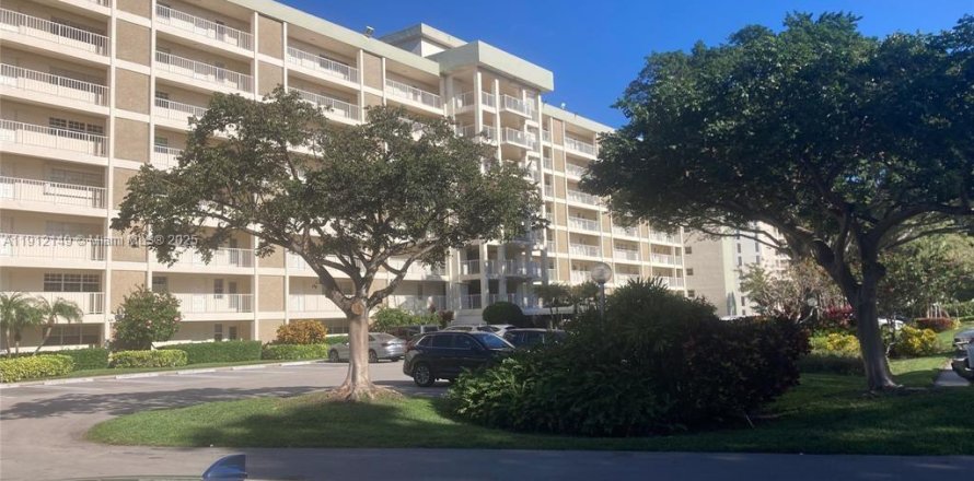 Condo in Pompano Beach, Florida, 2 bedrooms № 1968372