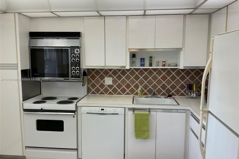 Condo in Pompano Beach, Florida, 2 bedrooms № 1968372 - photo 8