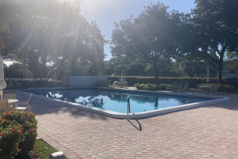 Condo in Pompano Beach, Florida, 2 bedrooms № 1968372 - photo 20