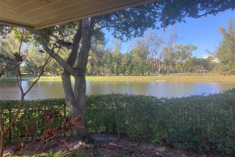 Condo in Pompano Beach, Florida, 2 bedrooms № 1968372 - photo 30