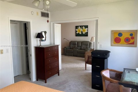 Condo in Pompano Beach, Florida, 2 bedrooms № 1968372 - photo 4