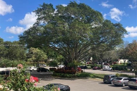 Condo in Pompano Beach, Florida, 2 bedrooms № 1968372 - photo 25