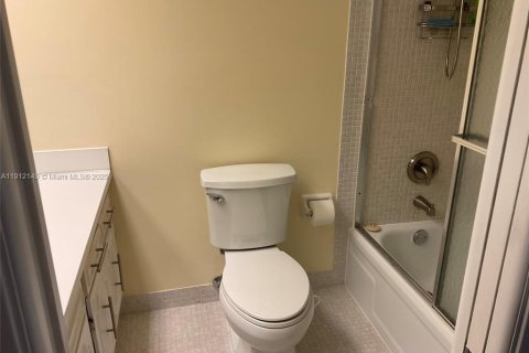 Condo in Pompano Beach, Florida, 2 bedrooms № 1968372 - photo 10