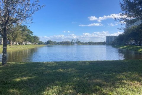 Condo in Pompano Beach, Florida, 2 bedrooms № 1968372 - photo 17