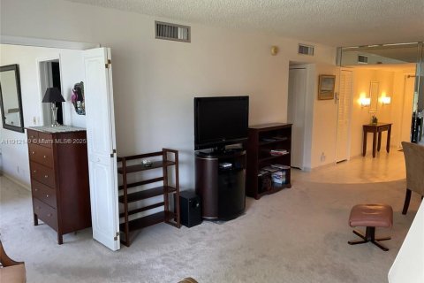 Condo in Pompano Beach, Florida, 2 bedrooms № 1968372 - photo 3