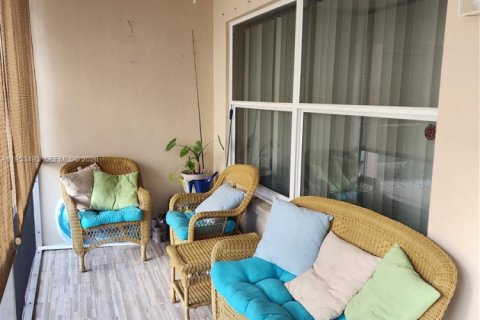 Condo in Pompano Beach, Florida, 2 bedrooms  № 2011030 - photo 27