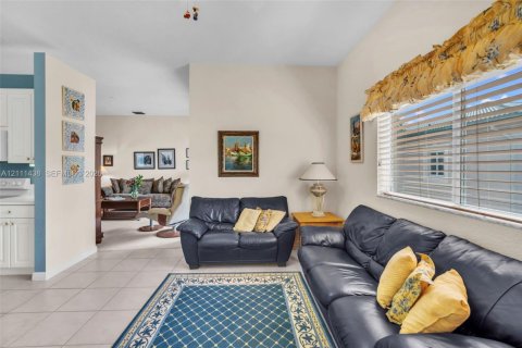 Townhouse in Tamarac, Florida 3 bedrooms, 187.29 sq.m. № 2428359 - photo 10