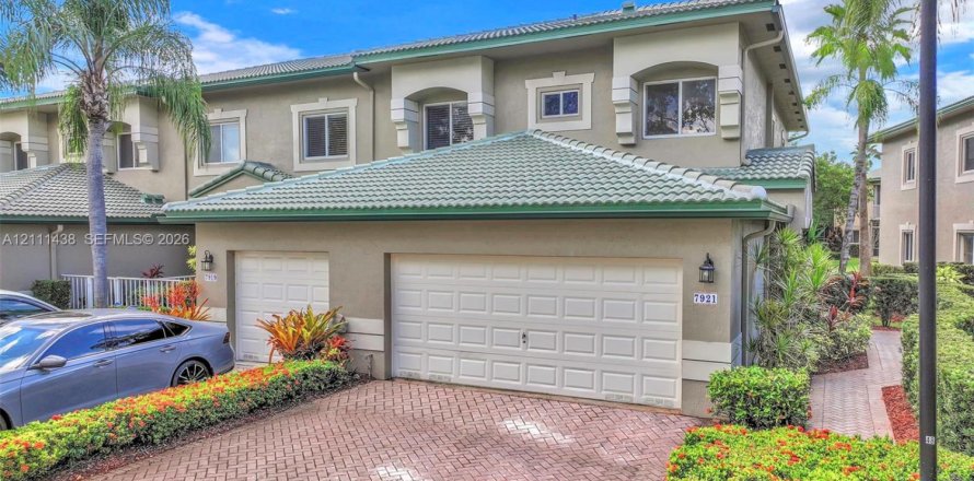Townhouse in Tamarac, Florida 3 bedrooms, 187.29 sq.m. № 2428359