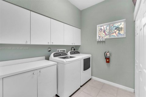 Townhouse in Tamarac, Florida 3 bedrooms, 187.29 sq.m. № 2428359 - photo 6