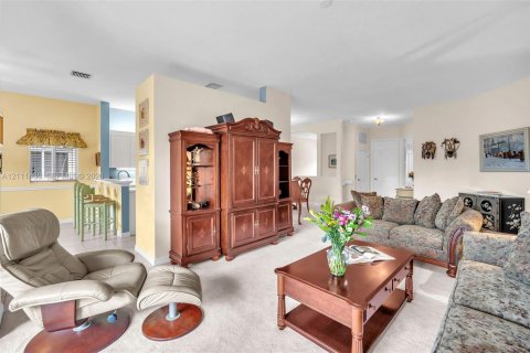 Townhouse in Tamarac, Florida 3 bedrooms, 187.29 sq.m. № 2428359 - photo 7