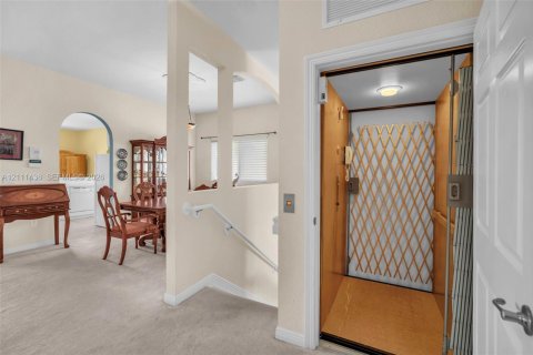 Townhouse in Tamarac, Florida 3 bedrooms, 187.29 sq.m. № 2428359 - photo 21