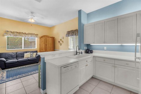 Townhouse in Tamarac, Florida 3 bedrooms, 187.29 sq.m. № 2428359 - photo 18