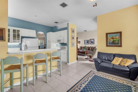 Townhouse in Tamarac, Florida 3 bedrooms, 187.29 sq.m. № 2428359 - photo 11