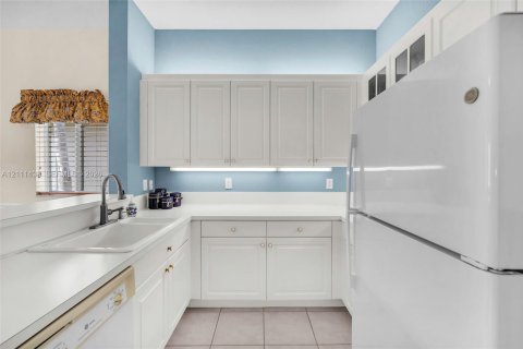 Townhouse in Tamarac, Florida 3 bedrooms, 187.29 sq.m. № 2428359 - photo 20