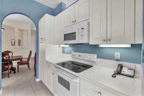 Townhouse in Tamarac, Florida 3 bedrooms, 187.29 sq.m. № 2428359 - photo 17