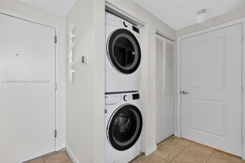 Снять в аренду кондоминиум в Майами, Флорида 2 спальни, 133.04м2, № 1947416 - фото 24